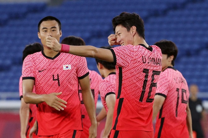 28일 오후 일본 요코하마 국제종합경기장에서 열린 2020 도쿄올림픽 남자축구 B조 3차전 대한민국과 온두라스의 경기에서 황의조가 페널티킥 골을 넣은 뒤 세리머니를 하고 있다. 사진=뉴시스