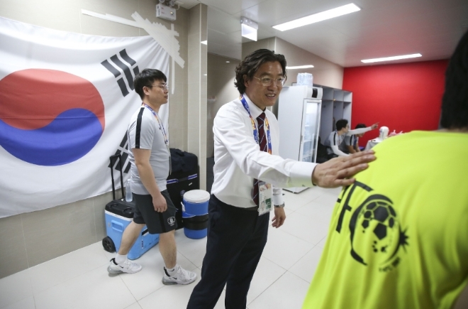 김판곤 대한축구협회 전력강화위원장이 선수들을 격려하는 모습. 사진=김판곤 제공