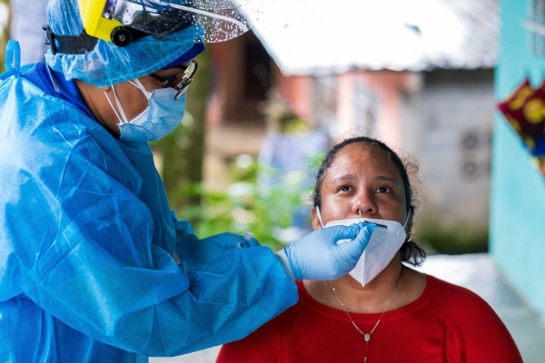 한 파나마 여성이 코로나19 감염여부를 검사를 받고 있는 모습. 사진=PAHO 사이트 캡처