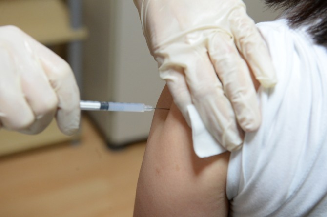 26일 오전 울산의 한 병원에서 시민이 모더나 백신 접종을 받고 있다. 사진=뉴시스
