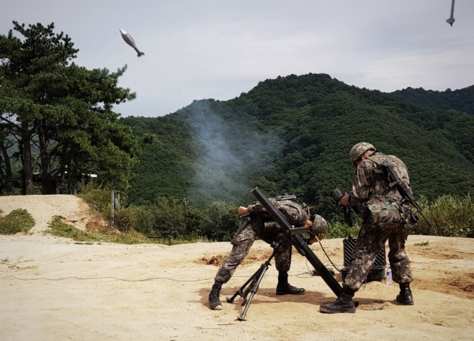 육군 병사들이 경량화되고 디지털계산기를 탑재한 신형  81mm박격포를 발사하고 있다. 사진=현대위아