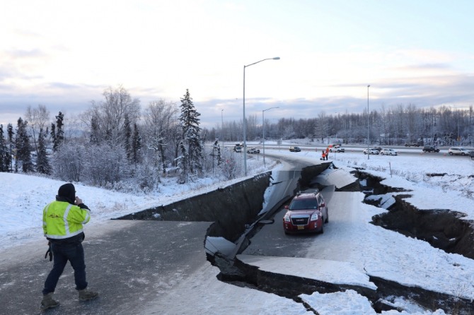 28일 오후 미국 알래스카 지역에서 규모 8.2의 지진이 발생해 쓰나미 경보가 발령됐다. 사진=NBC방송캡처