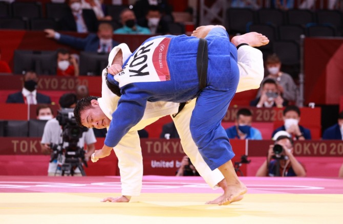 대한민국 유도 대표 조구함이 29일 오후(현지시간) 일본 도쿄 무도관에서 열린 남자 -100kg급 결승에서 일본의 울프 아론을 상대하고 있다.  사진=뉴시스