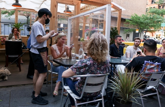  지난 5월 미국 뉴욕 맨해튼 자치구에서 사람들이 야외 식사를 즐기고 있다. 사진=로이터 