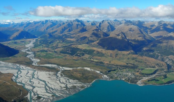 뉴질랜드 와카티푸 호수와 오타고 강 근처에 있는 글레노키 마을. 사진=로이터