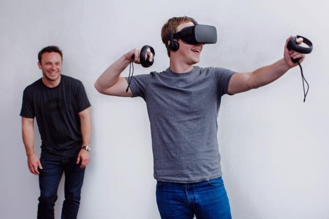 마크 저커버그 페이스북 CEO(오른쪽)가 오큘러스의 VR 헤드셋으로 가상현실을 체험하고 있는 모습. 사진=페이스북