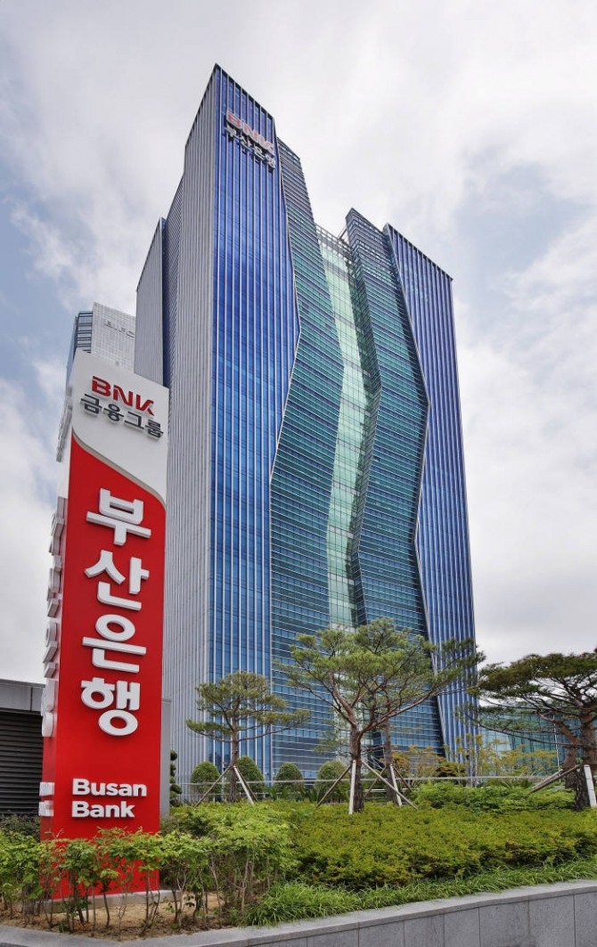 한국투자증권은 BNK금융지주에 대해 전 부문 양호한 것을 반영해 목표주가 1만1000원으로 상향 조정한다고 밝혔다. 사진=BNK금융지주