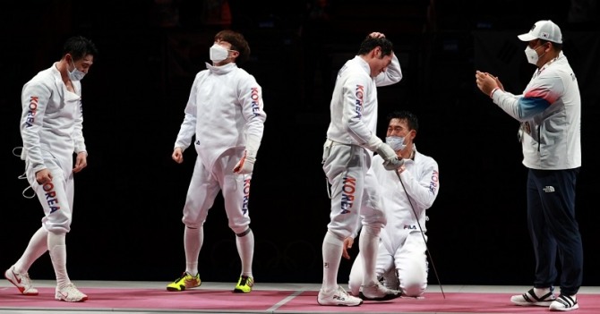 30일 오후 일본 지바에서 열린 도쿄올림픽 남자 펜싱 에페 단체 동메달 결정전(3,4위전)에서 중국에 막판 역전승을 거둔 한국 펜싱팀이 승리의 눈물을 흘리고 있다. 사진=뉴시스