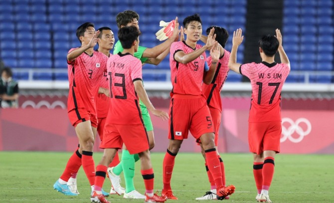 28일 오후 일본 요코하마 국제종합경기장에서 열린 2020 도쿄올림픽 남자축구 B조 3차전 대한민국과 온두라스의 경기에서 온두라스를 6대0으로 이기고 8강에 진출한 대한민국 선수들이 기뻐하고 있다. 사진=뉴시스