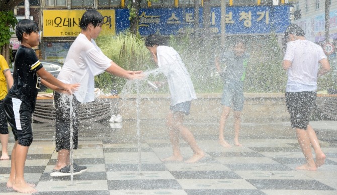 전국적으로 폭염이 연일 이어지고 있는 가운데 29일 전북 전주시 오거리문화광장 분수대에서 어린이들이 물놀이를 하고 있다. 사진=뉴시스