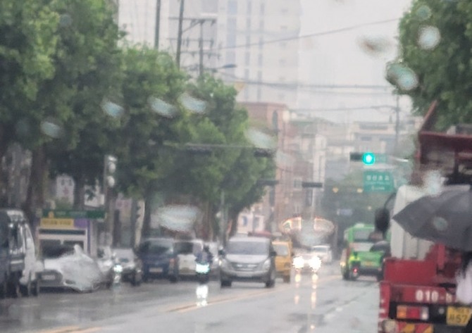 기상청은 일요일인 1일 기압골의 영향으로 곳곳에 비소식이 있겠다고 예보했다. 사진=최환금 전문기자
