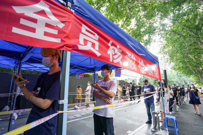 중국 장쑤성 난징시는 신종 코로나바이러스 감염증(코로나19) 3차 전수 검사에 착수한 가운데 시내의 한 검사소를 찾은 주민들이 줄지어 기다리고 있다. 사진=연합뉴스