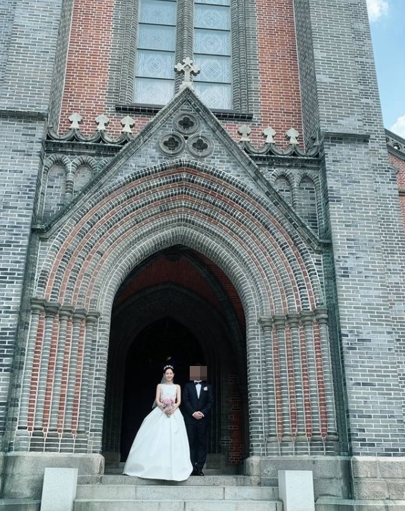 탤런트 이영아가 1일 3살 연하 일반인 신랑과 명동대성당을 배경으로 한 웨딩사진으로 근황을 전했다. 사진=이영아 인스타그램 캡처 