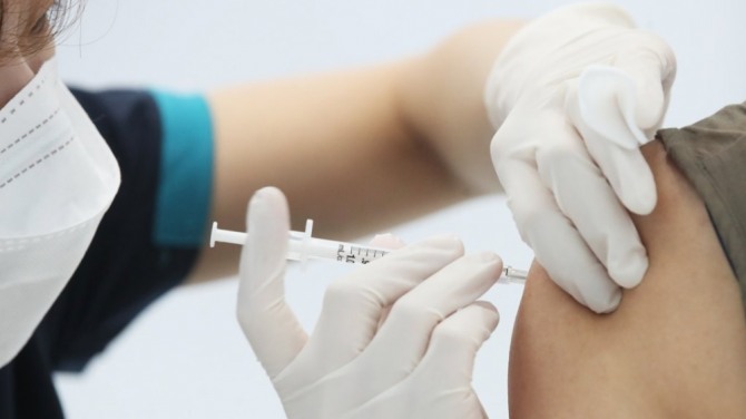 30일 오후 코로나19 서울시 동작구 예방접종센터가 마련된 동작구민체육센터에서 의료진이 백신을 접종하고 있다. 사진=연합뉴스
