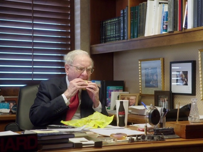 세계 7위 억만장자 워런 버핏이 사무실에서 햄버거로 끼니를 해결하는 모습. 사진=버크셔해서웨이
