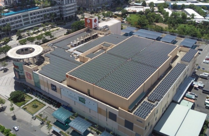 롯데마트가 베트남 남사이공점 매장 옥상에 태양광 발전 설비를 설치했다. 옥상에서 생산된 전력 매장에서 바로 사용하는 형태로, 효율적인 전력생산이 이뤄질 것으로 보인다. 사진=롯데마트