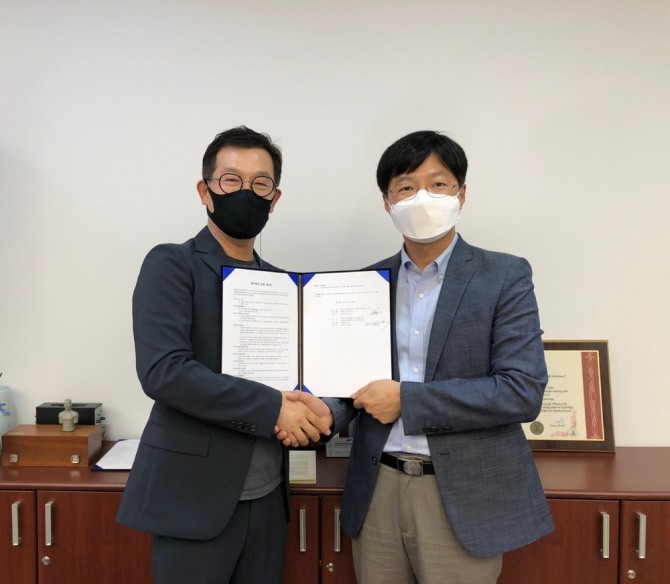 파인이노베이션 김동욱 대표(오른쪽)와 링크제니시스 정성우 대표가 인공지능(AI) 기반 의료용 소프트웨어 기술 협약을 맺고 있다. 사진=한림대의료원