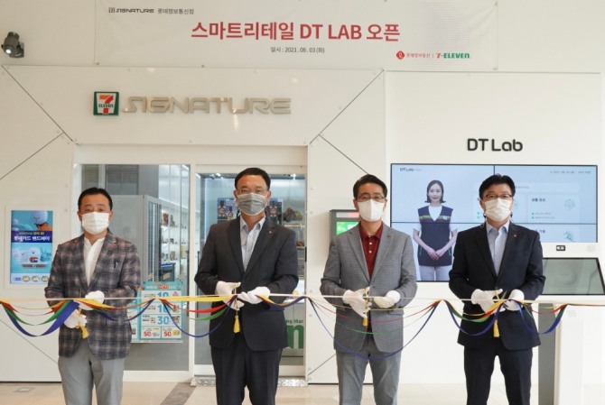 세븐일레븐은 3일 오전 'DT 랩(Lab) 스토어' 오픈 행사를 개최했다. 행사에는 고두영 롯데정보통신 DT사업본부장(왼쪽부터), 최경호 세븐일레븐 대표이사, 노준형 롯데정보통신 대표이사, 이우식 세븐일레븐 영업개발본부장이 참석했다. 사진=세븐일레븐