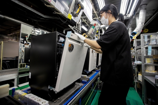 LG전자 직원이 경남 창원시에 있는 식기세척기 생산라인에서 디오스 식기세척기 오브제컬렉션(모델명: DUBJ2EA)을 생산하고 있다.사진=LG전자