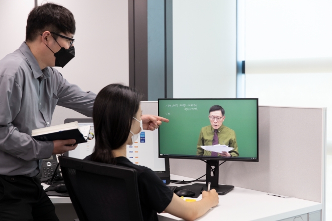 한국석유공사의 중소기업 이러닝 무료지원을 통해 중소기업 직원들이 이러닝 교육을 받고 있다. 사진=한국석유공사 