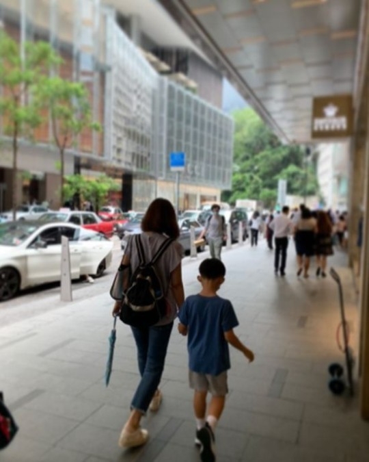 프리랜서 방송인 강수정이 5일 아들과 홍콩에서 손 잡고 가는 뒷모습의 사진으로 근황을 전했다. 사진=강수정 인스타그램