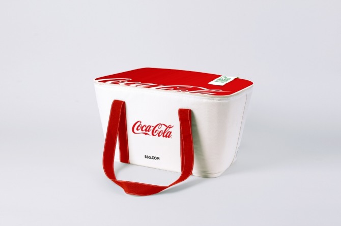 코카-콜라사는 음료 페트병을 활용해 보랭백을 만드는 원더플 캠페인 시즌 2를 벌이고 있다. 사진-코카-콜라