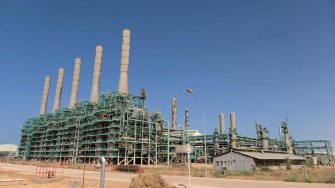 리비아 북부 지중해만에 있는 도시 라스나누프의 하루 22만 배럴 정제능력을 갖춘  정유공장 전경. 이 정유공장은 국영 NOC 자회사다. 사진=TRT모니터