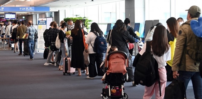 인천국제공항 제1여객터미널 검역소에 해외에서 입국한 교민·유학생·외국인들이 줄지어 대기하고 있는 모습. 사진=뉴시스