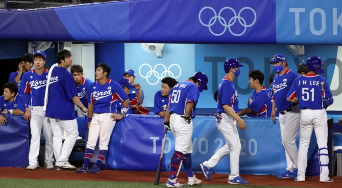 4일 오후 일본 요코하마 스타디움에서 열린 도쿄올림픽 야구 4강전 대한민국과 일본의 경기에서 일본에 5대 2로 패한 대한민국 선수들이 아쉬워 하고 있다.