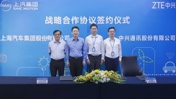 ZTE 전무이사 구쥔잉(顾军营), 부사장 구영청(古永承)과 상하이자동차그룹 부사장 주스졔(祖似杰), 부수석 엔지니어 장주에훼(张觉慧)는 협약 체결식에 참석했다. 사진=ZTE