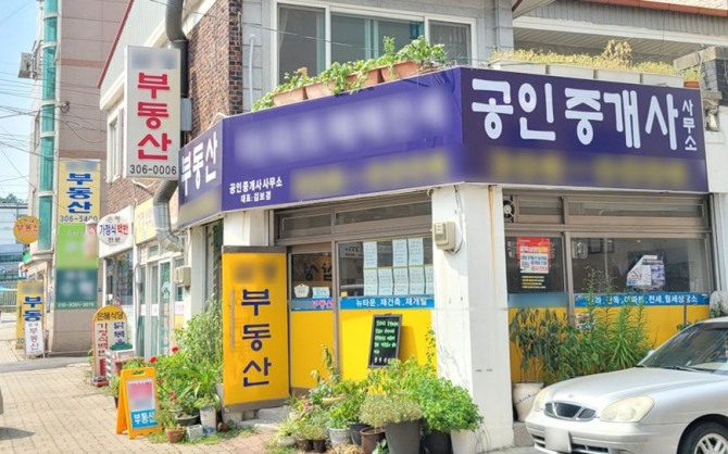 수요자들은 아파트 공급이 줄면 가격이 더욱 치솟을 것을 우려하고 있다. 사진은 서울의 한 공인중개사무소 모습. 사진=최환금 전문기자