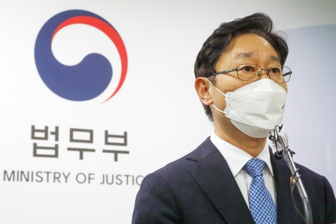 박범계 법무부 장관이 9일 오후 경기 과천시 정부과천청사 법무부 브리핑룸에서 이재용 삼성전자 부회장의 가석방 여부가 결정된 법무부 가석방심사위원회(심사위) 결과를 발표하고 있다. 사진=뉴시스