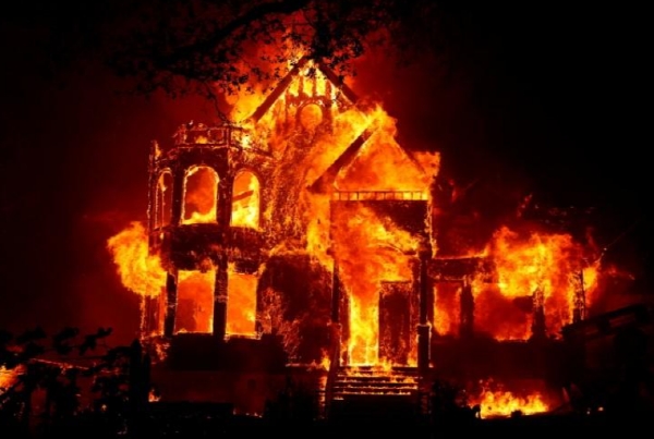 미국 캘리포니아주의 주택이 산볼로 불타고 있는 모습. 사진=로이터