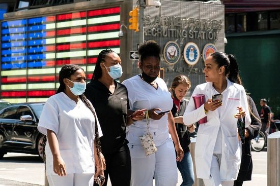 뉴욕에서 신종 코로나바이러스 감염증(코로나19) 델타 변이 사례가 계속 증가함에 따라 사람들이 타임스퀘어 주변에서 마스크를 착용히고 있다. 사진=로이터