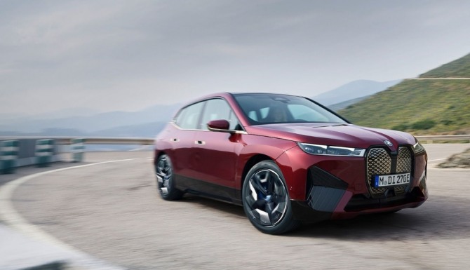 BMW의 전기 중형 SUV 'iX'가 올해 말 국내에 출시될 예정이다.  사진=BMW