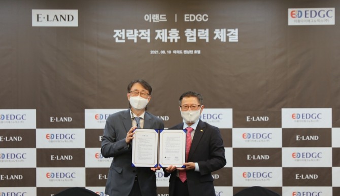 이랜드 최고전략책임자 최형욱 부사장(왼쪽)과 EDGC 신상철 대표이사가 10일 서울 여의도 켄싱턴호텔에서 디지털 헬스케어 분야 협업을 위한 업무 협약을 체결했다. 사진=이랜드그룹