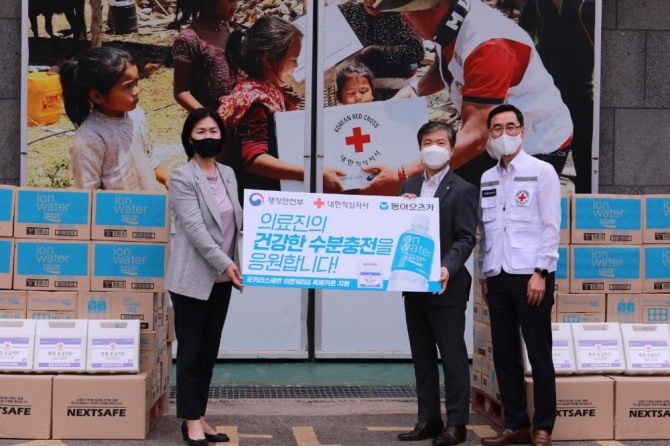 11일 오전 서울 양천구에 위치한 대한적십자사 재난안전센터에서 진행된 수도권 임시선별검사소 폭염 구호물품 전달식에서 이진숙 동아오츠카 상무이사(왼쪽부터), 이태석 행정안전부 재난구호과장, 정민희 대한적십자사 인도주의사업본부장이 기념촬영을 하고 있다. 사진=동아오츠카