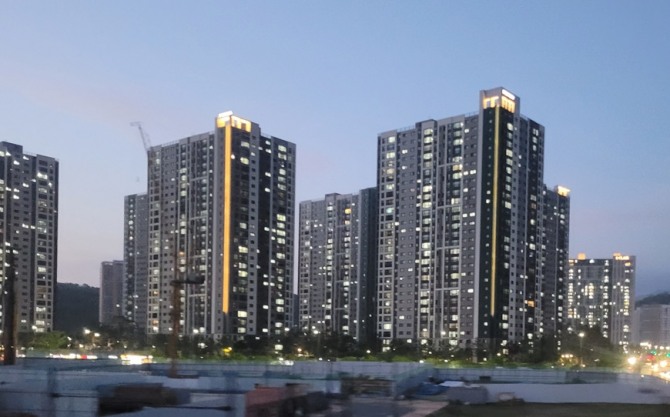 아파트 단지에 따라 호가와 실거래가가 다른 것으로 나타났다. 사진은 한 아파트 단지 야경 모습. 사진=최환금 전문기자