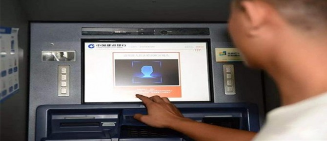 중국에서 한 고객이 안면인식기가 설치된 ATM기기에서 현금을 인출하고 있다.