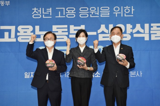 삼양식품은 12일 성북구 하월곡동 본사에서 이동근 한국경영자총협회 부회장(왼쪽부터), 김정수 삼양식품 총괄사장, 박화진 고용노동부 차관이 참석한 가운데 청년 고용 정책 홍보를 위한 업무협약을 체결했다. 사진=삼양식품