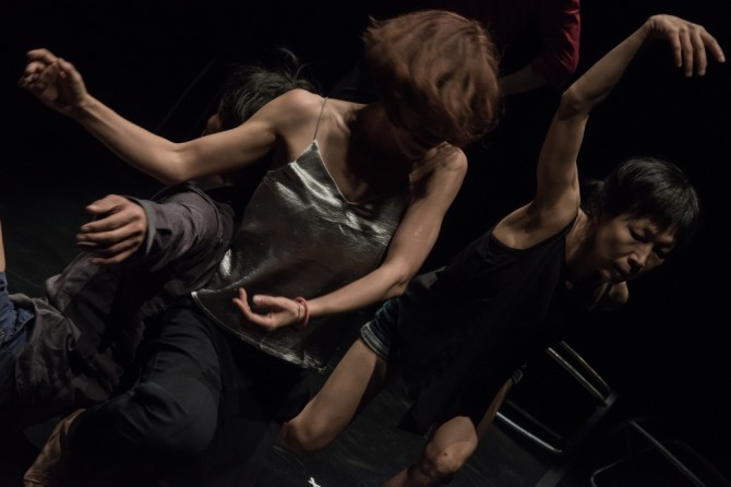 한상률 안무의 '겹겹이 겹겹'(탄츠테아터 원스 무용단)