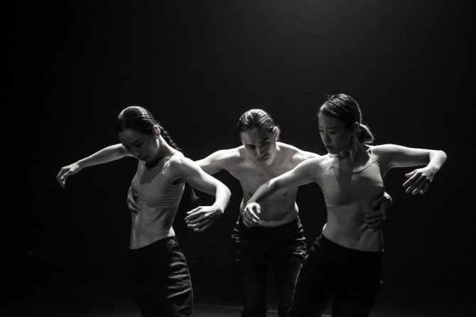 김영찬, 이선영 안무의 '숨의 무게'(29동)