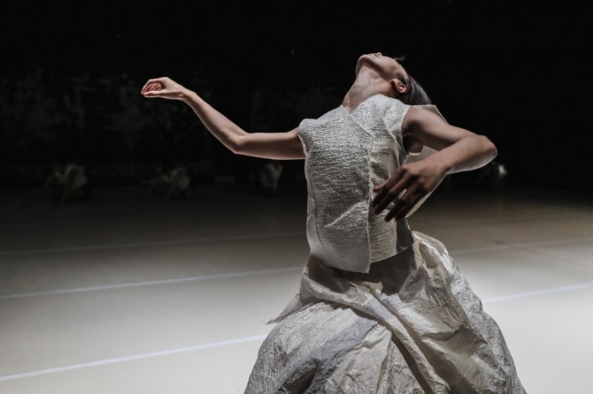 김은정 안무의 '바람'(키무브 댄스 컴퍼니)