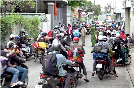 호찌민 시에서 시민들이 코로나19에 따른 도심봉쇄를 피해 오토바이를 타고 이동하고 있다. 사진=글로벌이코노믹DB