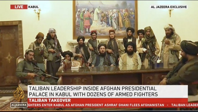 아프가니스탄 대통령궁을 점령한 탈레반병사들.사진=알자지라 방송
