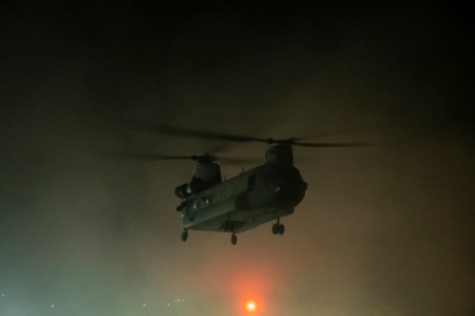 아프가니스탄 미국 대사관 직원 철수를 돕기 위한 C-47 헬기가 15일 새벽 이륙하고 있다. 사진=필립월터웰먼 트위터