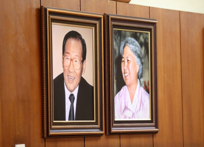 고(故) 정주영 현대그룹 명예회장의 자택에 정 명예회장(왼쪽)과 변중석 여사의 영정사진이 걸려있다. 사진=뉴시스