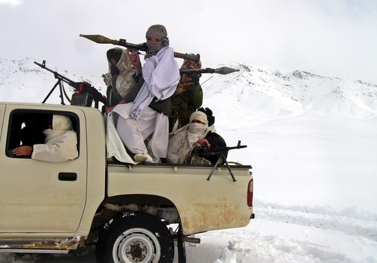  탈레반 무장 세력이 무기를 들고 있는 모습. 사진=로이터