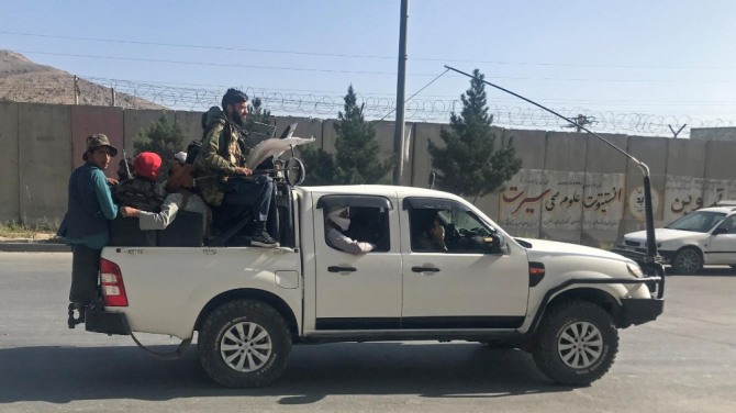 탈레반 전사들이 도요타 픽업 트럭을 타고 카불에 진입하고 있다. 사진=QZ