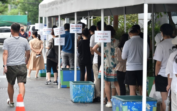 16일 오전 대구 수성구 선별진료소에서 시민들이 검사를 받기 위해 서 있다. 사진=뉴시스